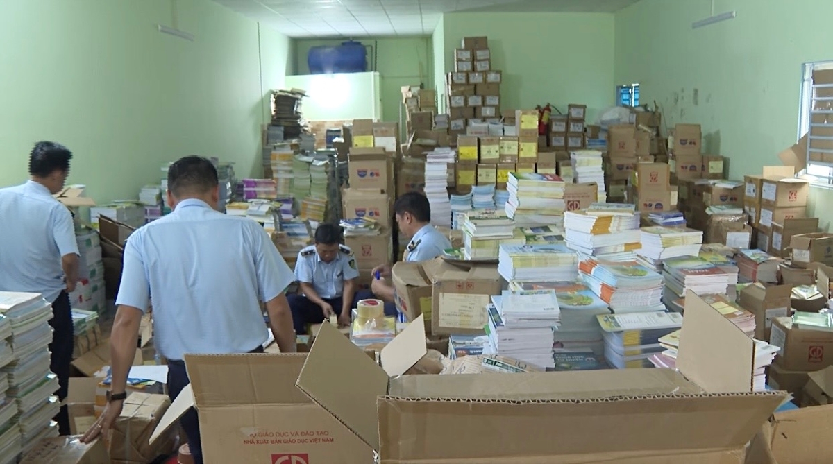 Hàng trăm đầu sách giả đã bị các lực lượng chức năng trên cả nước phát hiện và thu giữ suốt thời gian qua.