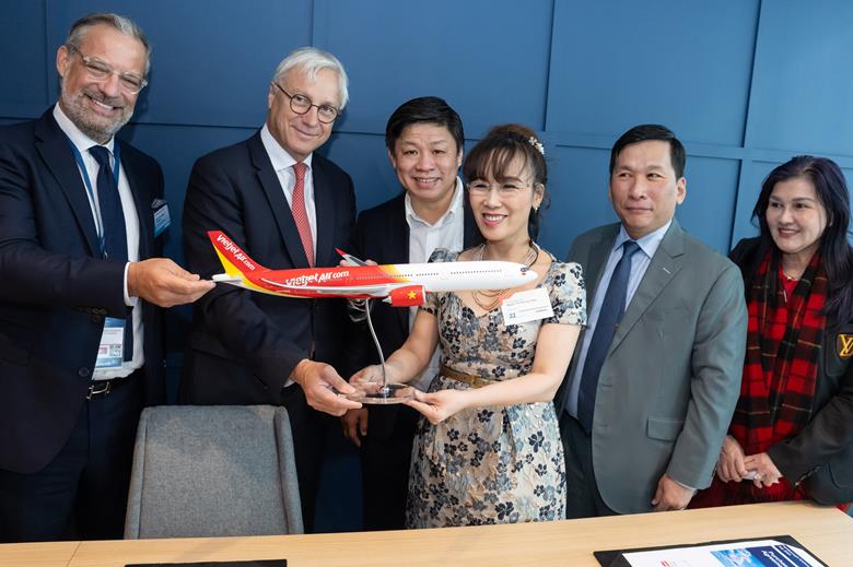 Chủ tịch Vietjet Nguyễn Thị Phương Thảo &lpar;thứ ba từ phải sang&rpar; và Tổng giám đốc điều hành máy bay thương mại Airbus Christian Scherer &lpar;thứ hai từ trái sang&rpar; chứng kiến ​​lễ ký kết hợp đồng mua 20 máy bay thân rộng A330neo