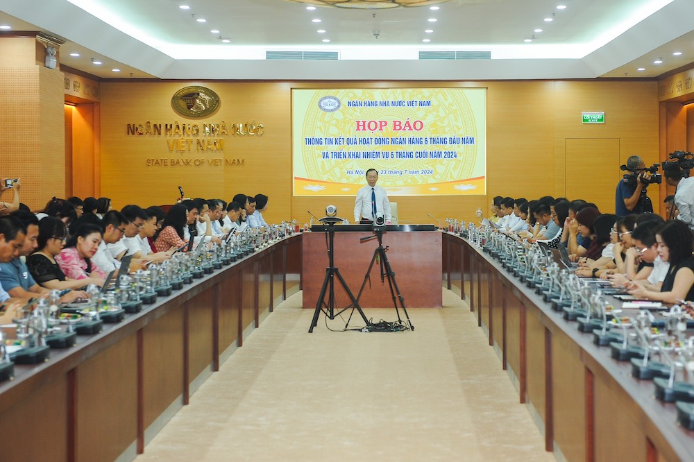 Phó Thống đốc Đào Minh Tú cho biết hiện nay các ngân hàng đang bắt tay thực hiện đề án tái cơ cấu, kể cả các ngân hàng lớn, ngân hàng big 4.