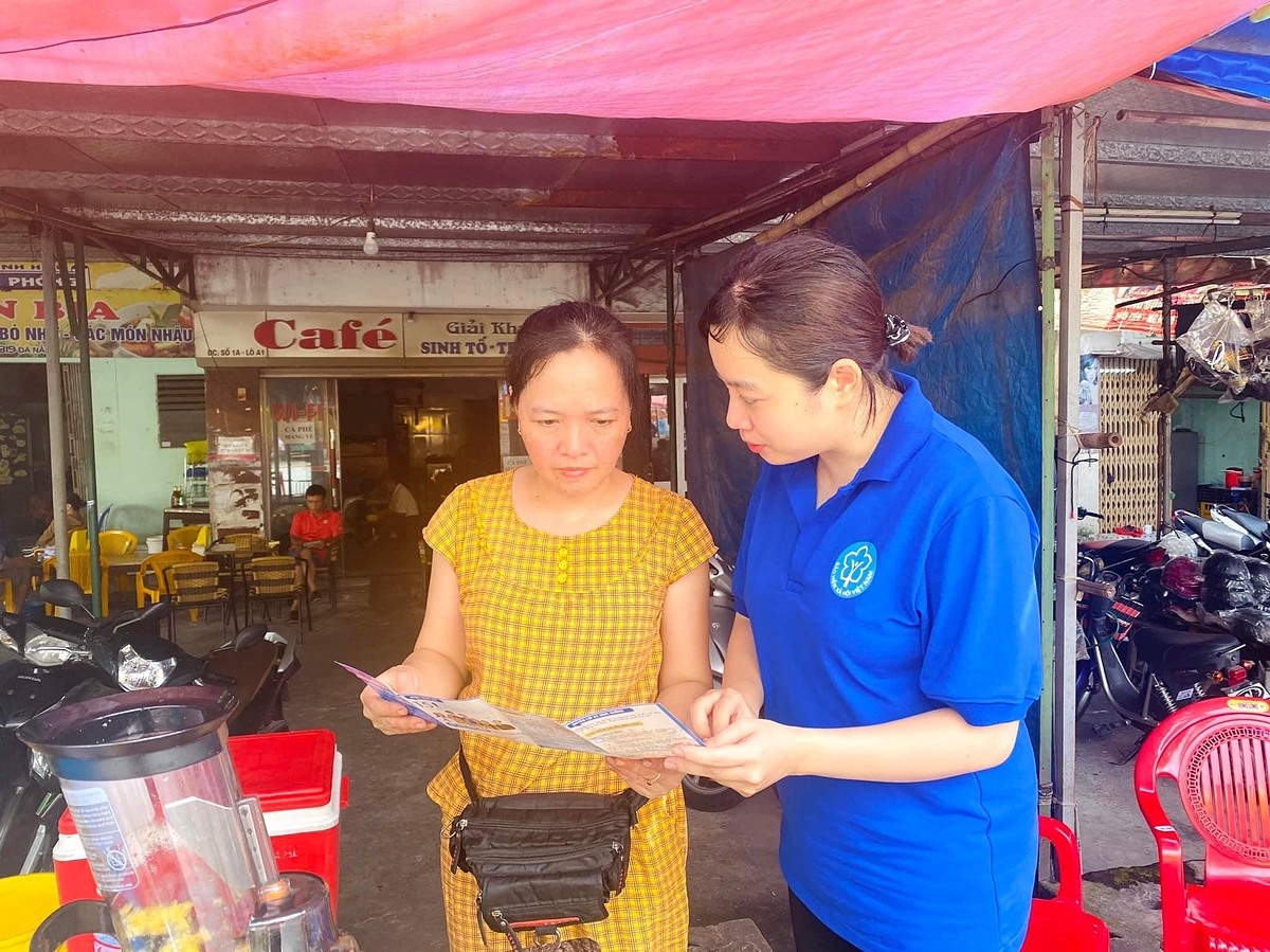 Nhân viên tư vấn cho người dân tham gia bảo hiểm để được hưởng BHYT hoặc BHTN.