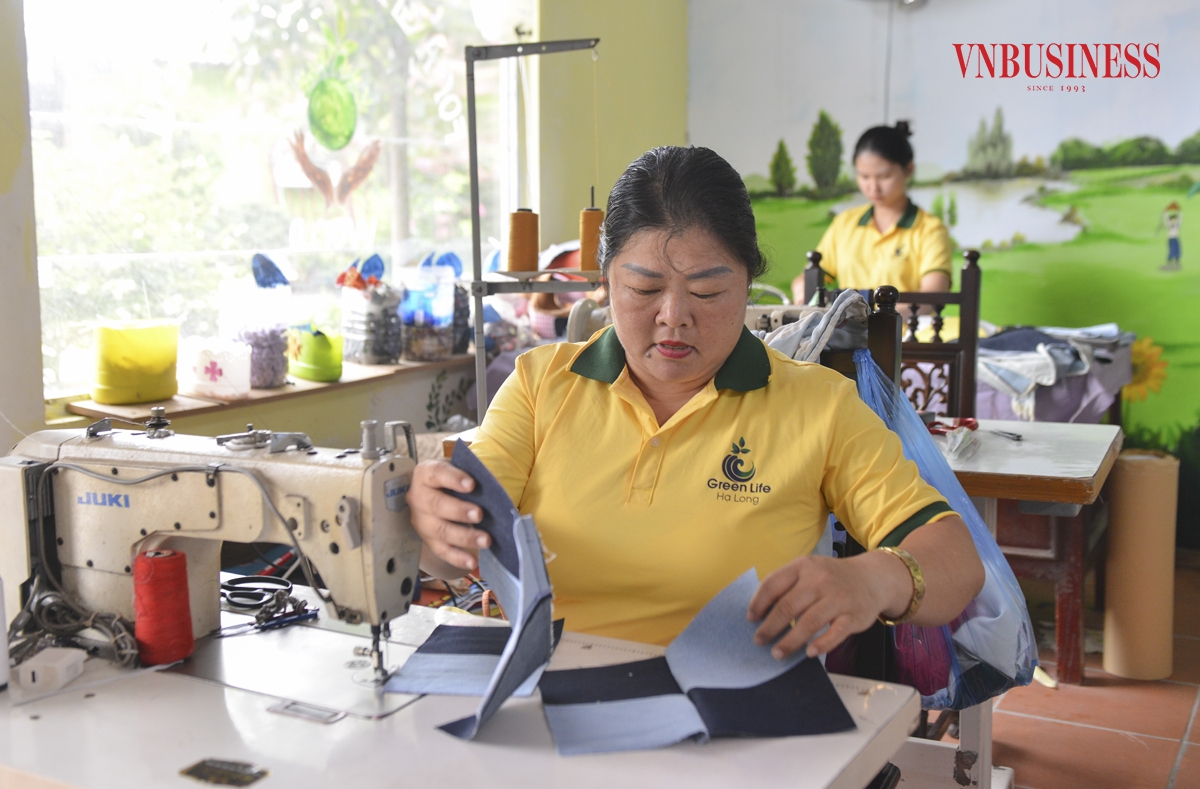 Chị Trần Thị Hương, Giám đốc HTX cho biết, “Từ hoạt động thu gom, tái chế, HTX đã biến rác thải thành những tài nguyên hữu ích, đem lại giá trị kinh tế, từ đó lan tỏa được ý thức về bảo vệ môi trường. Việc làm tuy nhỏ, nhưng đã góp phần nâng cao ý thức cộng đồng trong việc chung tay bảo vệ môi trường.