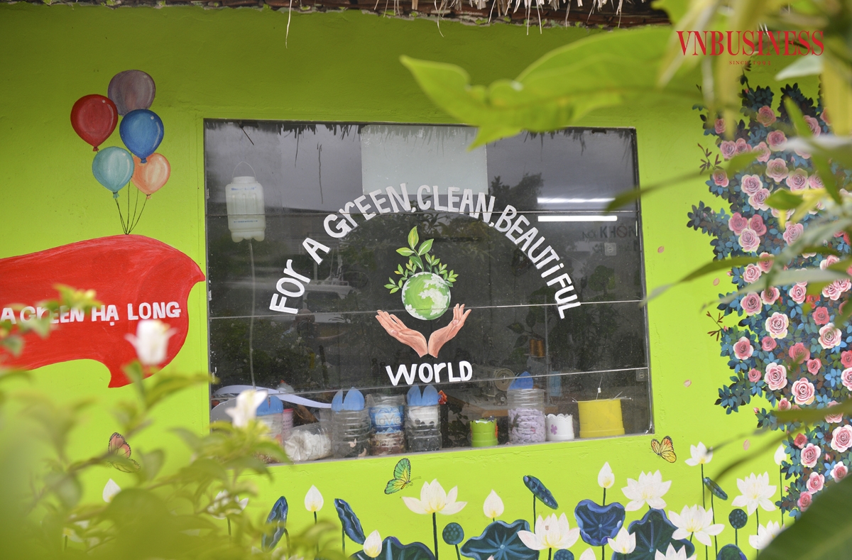 Thông điệp bảo vệ môi trường được HTX trang trí, sắp đặt tại nhiều nơi trong khuôn viên của HTX.