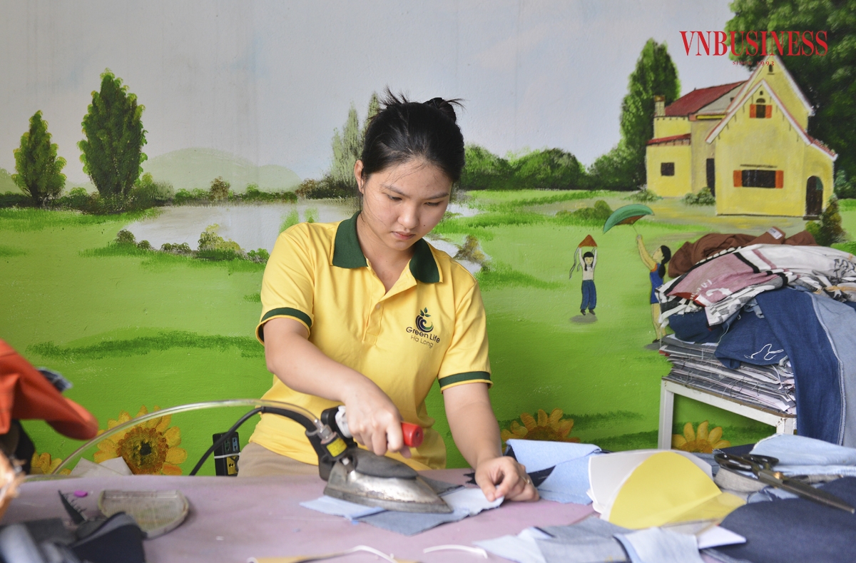 Thay vì thải bỏ ra môi trường, những tấm pano quảng cáo, vải vụn, mẫu rèm cửa... bỏ đi, được Green life Hạ Long thu gom, tái chế, hồi sinh thành những sản phẩm hữu ích.