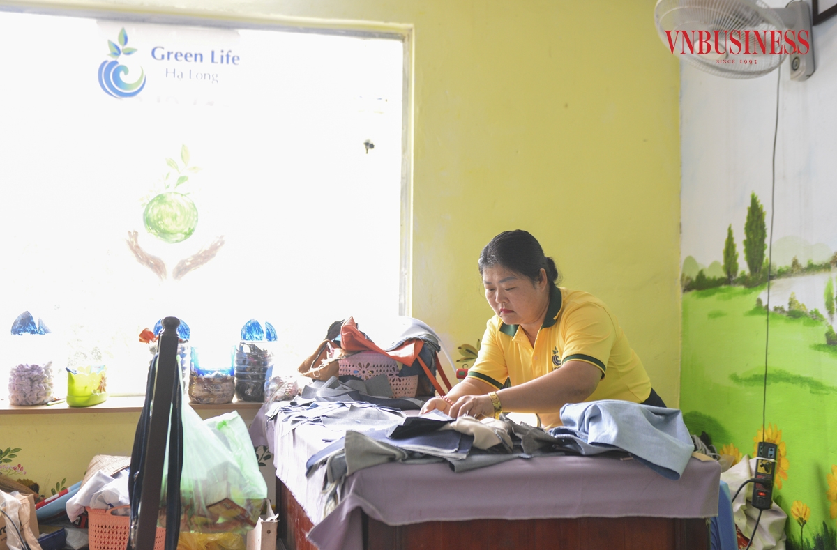 Bằng sự sáng tạo và khéo léo, cùng với đó là quy trình tẩy rửa đảm bảo an toàn, hợp vệ sinh, những phế phẩm thải bỏ đã được giặt sạch, vuốt phẳng, tái sinh thành những sản phẩm thời trang độc đáo.