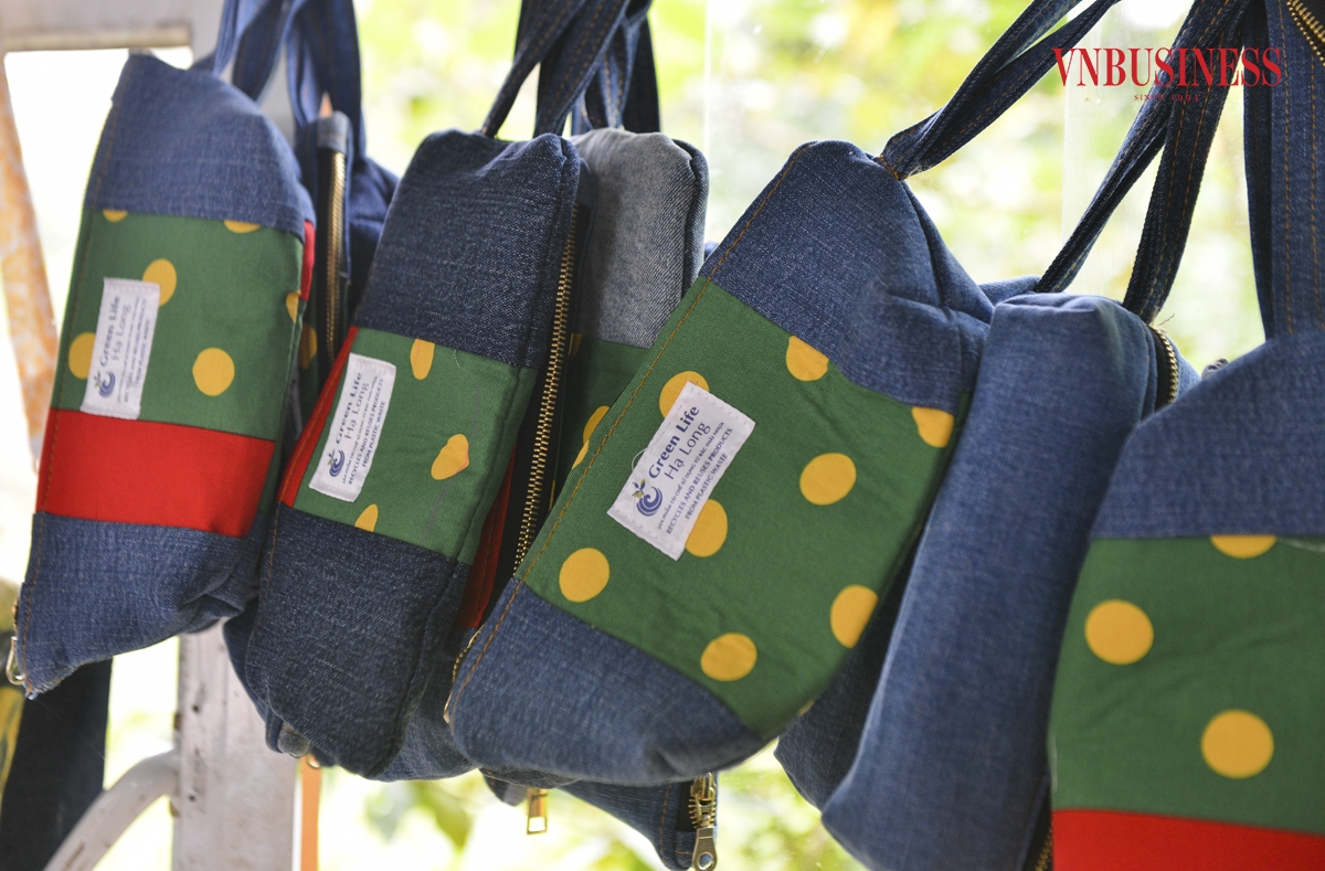 Đây là những sản phẩm tinh tế, được làm ra hoàn toàn bởi những phế phẩm của những ngành hàng khác bỏ đi. Điều này vừa đảm bảo việc bảo vệ môi trường, vừa mang lại sinh kế, thu nhập cho thành viên HTX.