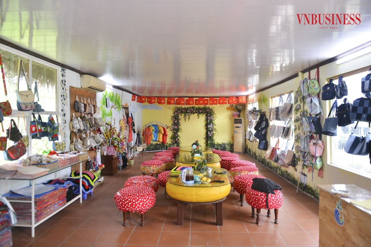 Thậm chí những vật dụng cơ bản của HTX, như: bàn, ghế ở đây cũng được tái chế từ lốp xe ô tô cũ, phao tàu bỏ đi.