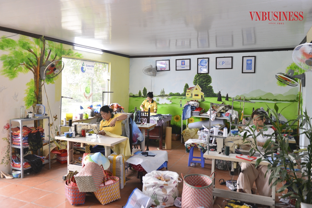 Mỗi tháng, HTX thu gom hơn 1 tấn banner quảng cáo và trên 500 kg vải thừa, làm ra trên 10.000 sản phẩm như túi tote, túi xách, balo, phụ kiện... Các sản phẩm của HTX được nhiều du khách trong và ngoài nước tin yêu, đón nhận.