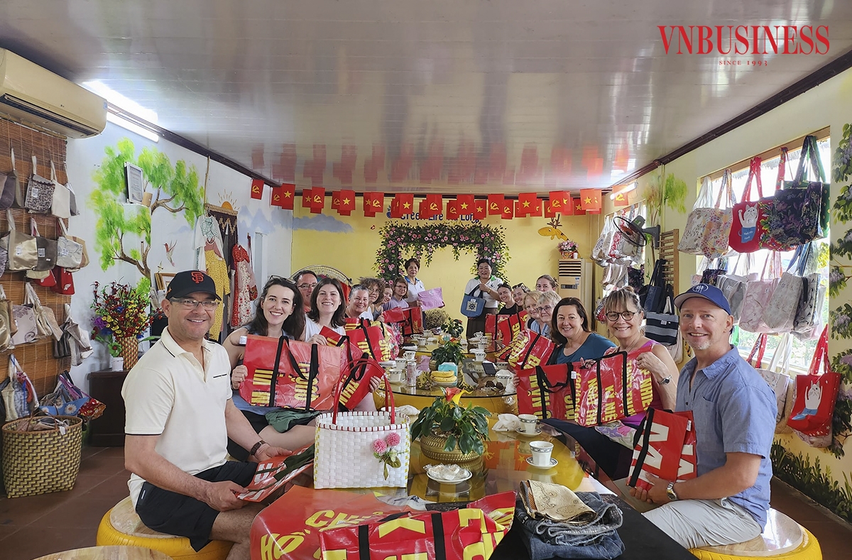 Nhờ việc liên kết, phối hợp với các công ty du lịch, hiện nay, bình quân mỗi tháng HTX thu hút khoảng gần 1.000 lượt khách trong và ngoài nước đến tham quan và trải nghiệm.