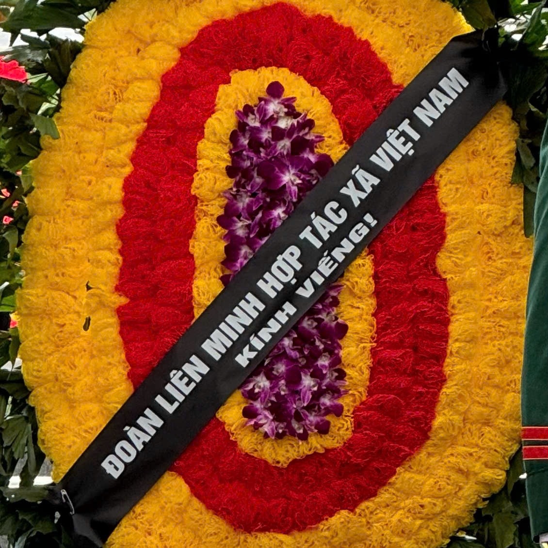 Vòng hoa của Liên minh HTX Việt Nam kính viếng Tổng Bí thư Nguyễn Phú Trọng.