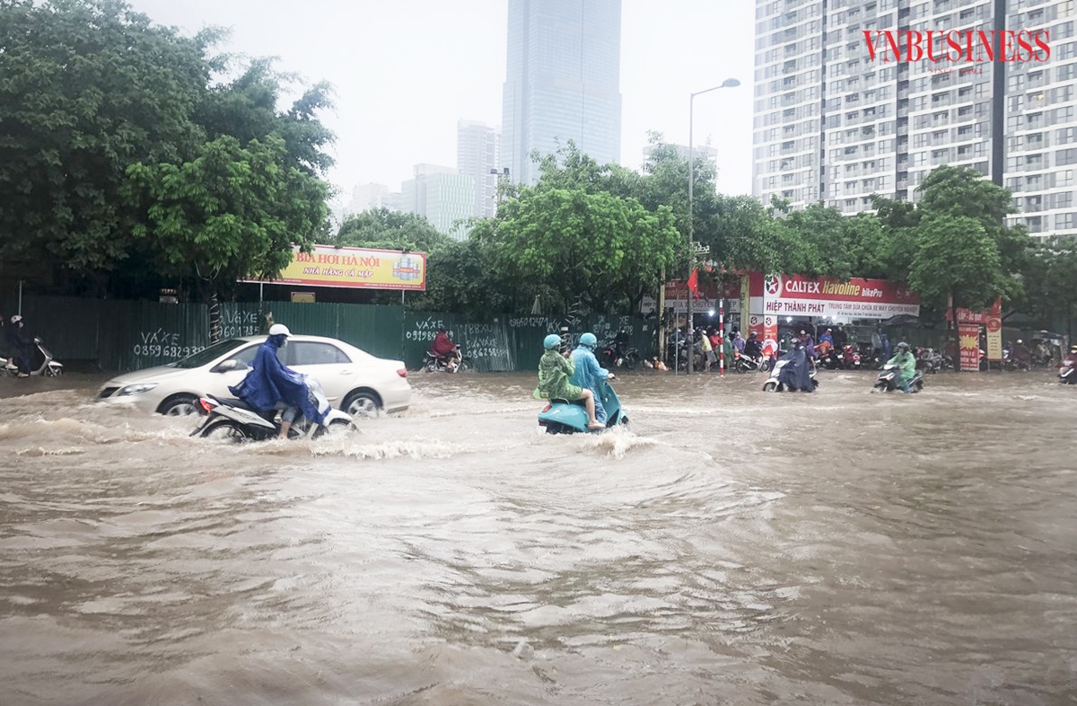 Vấn đề thoát nước, chống ngập vẫn là bài toán không dễ giải tại Hà Nội &lpar;Ảnh: Phạm Hòa&rpar;