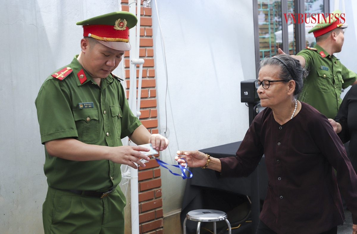 Để đảm bảo an ninh, an toàn theo yêu cầu của Bộ Công an, nhân dân khi đến viếng mang theo thẻ Căn cước có gắn chip điện tử hoặc điện thoại di động cài đặt VNeID kích hoạt mức độ 2 để quét mã QR.