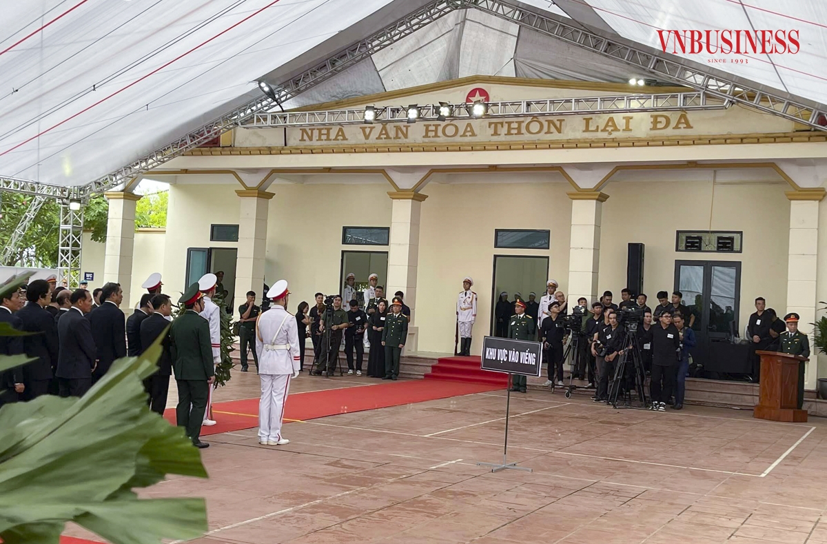 Từ sáng sớm 25/7, hàng nghìn người dân địa phương đã có mặt tại Nhà văn hóa thôn Lại Đà &lpar;xã Đông Hội, huyện Đông Anh, TP Hà Nội&rpar; để xếp hàng vào viếng Tổng Bí thư Nguyễn Phú Trọng.