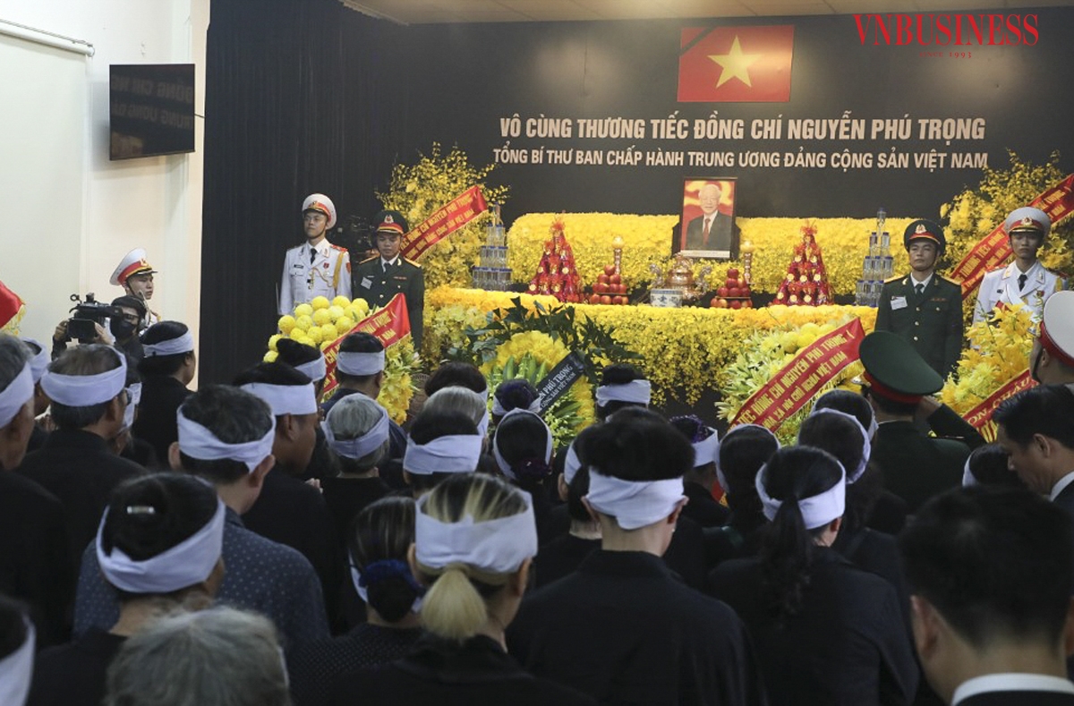 Dòng họ Nguyễn Phú tại xã Đông Hội viếng Tổng Bí thư Nguyễn Phú Trọng tại nhà văn hóa thôn Lại Đà.