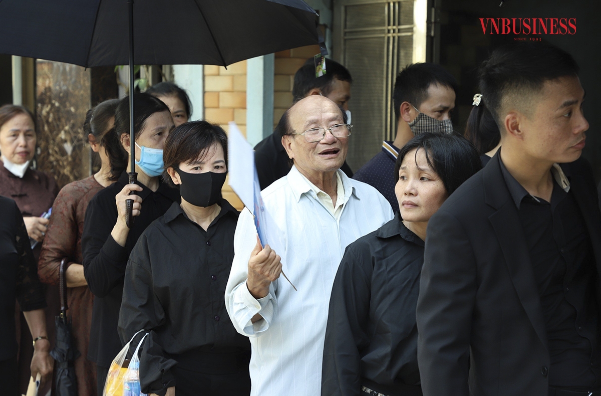 Ông Lê Quốc Dũng &lpar;áo trắng&rpar; xã Đông Hội, huyện Đông Anh chia sẻ: “Từ hôm hay tin Tổng Bí thư qua đời, tôi nghẹn ngào, xúc động trào dâng, tiếc thương. Hôm nay, tôi dậy từ 3h sáng vì không ngủ được, dù đi lại khó khăn nhưng vẫn quyết tâm đến đây để viếng Tổng Bí thư”.