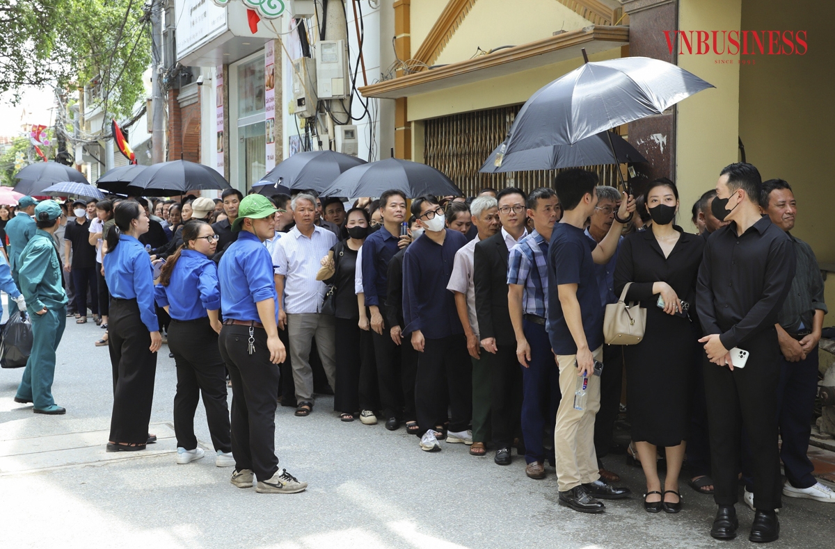 Theo ghi nhận của phóng viên VnBusiness, càng về chiều thì lượng người đổ về khu vực nhà văn hóa thôn Lại Đà để viếng Tổng Bí thư càng đông.
