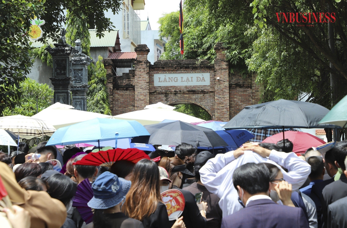 Theo quan sát, có nhiều người đến từ nhiều địa phương khác nhau cùng đổ về đây để chờ vào viếng Tổng Bí thư, tất cả đều xếp hàng ngay ngắn, trật tự theo từng đoàn.