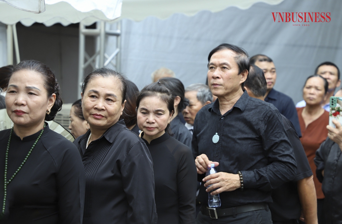 NSƯT Đỗ Kỷ hòa mình cùng dòng người, chờ vào viếng Tổng Bí thư Nguyễn Phú Trọng.