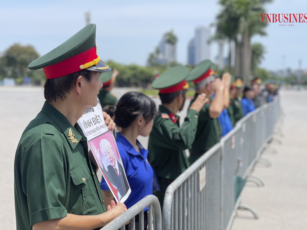 Ghi nhận của VnBusiness, các tuyến đường phụ cận khu vực cổng nghĩa trang Mai Dịch đã được các lực lượng chức năng phân luồng, rào chắn...