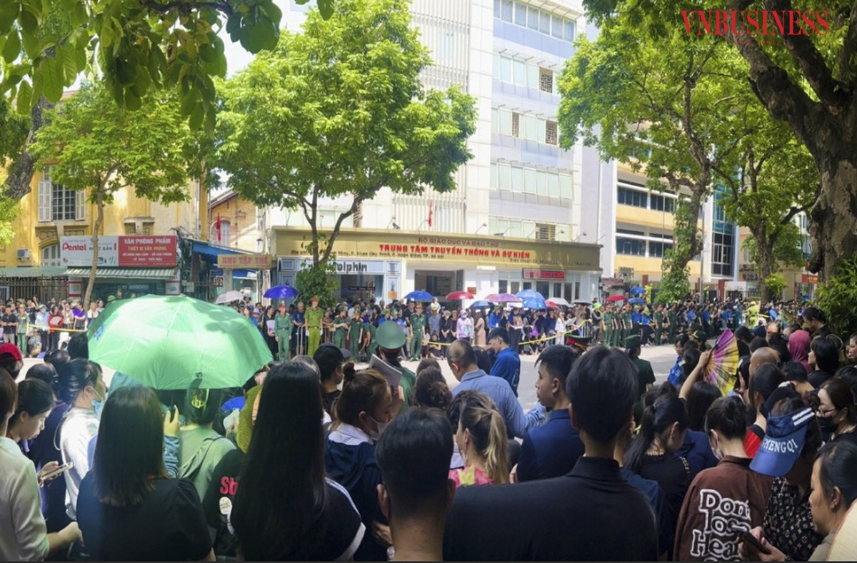 Tại nhiều tuyến phố, nơi linh cữu Tổng Bí thư đi qua, hàng vạn người dân tập trung 2 bên đường để tiễn đưa Tổng Bí thư Nguyễn Phú Trọng về nơi an nghỉ cuối cùng.