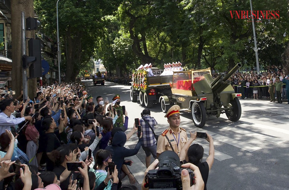 Từ 11h30 đến 15h00 ngày 26/7, các phương tiện bị hạn chế lưu thông trên tuyến Lê Thánh Tông - quảng trường Cách mạng Tháng tám - Tràng Tiền - Hàng Khay - Tràng Thi - Điện Biên Phủ - Trần Phú - Kim Mã - Đào Tấn - Nguyễn Chí Thanh - Trần Duy Hưng - đường gom Đại lộ Thăng Long - Lê Quang Đạo - Lê Đức Thọ - Hồ Tùng Mậu.