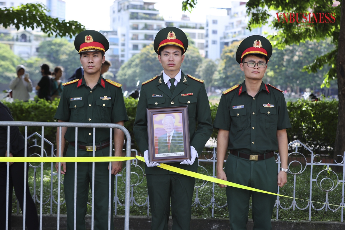 Người dân cùng các chiến sỹ bộ đội đã mang theo di ảnh Tổng Bí thư Nguyễn Phú Trọng, đứng nghiêm trang hai bên đường xúc động chờ đón linh xa để tiễn biệt Tổng Bí thư Nguyễn Phú Trọng.