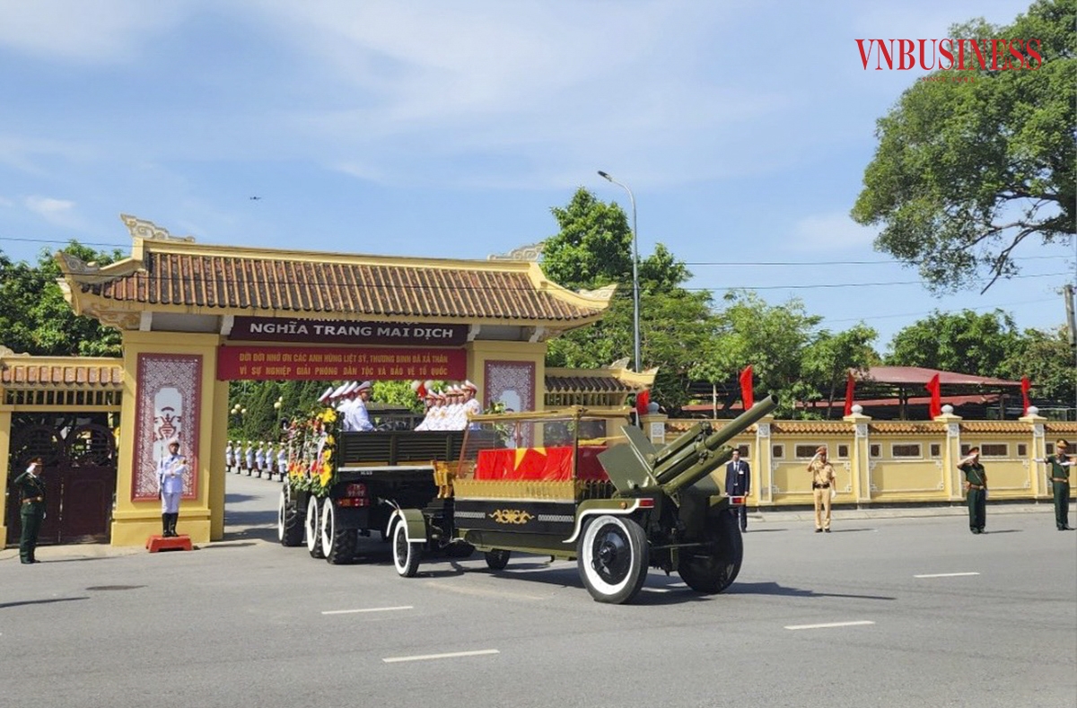 Đoàn linh xa tiến vào Nghĩa trang Mai Dịch, nơi an nghỉ cuối cùng của Tổng Bí thư Nguyễn Phú Trọng - nhà lãnh đạo lỗi lạc, trọn đời vì nước vì dân. Phạm Hòa