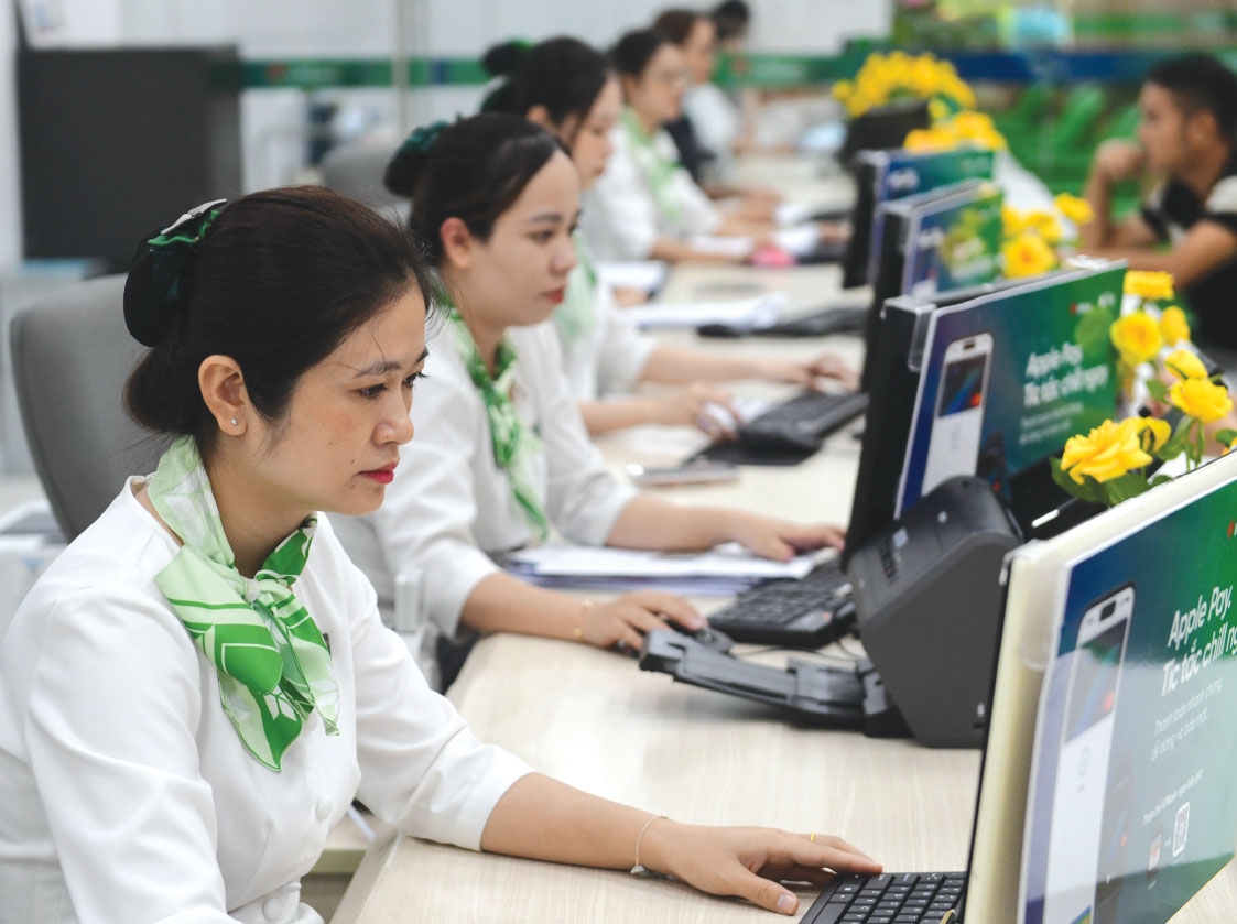 Theo quy định tại Luật Các tổ chức tín dụng, cổ đông sở hữu từ 1% vốn điều lệ trở lên của tổ chức tín dụng phải cung cấp cho tổ chức tín dụng các thông tin của cá nhân và người liên quan.