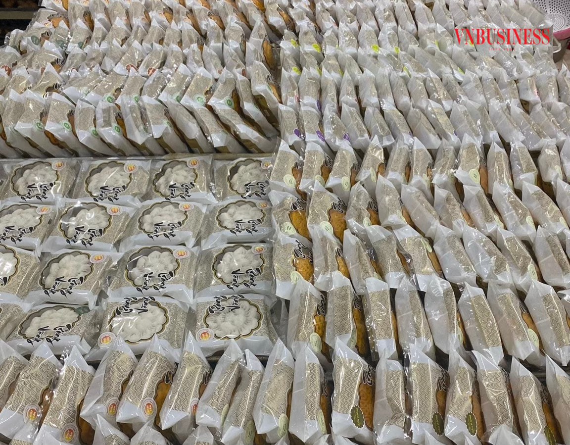 Tại các cửa hàng tạp hóa, siêu thị đã bắt đầu bày bán đa dạng các loại bánh trung thu.