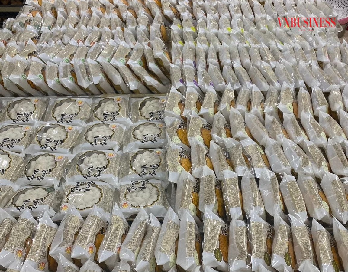 Tại các cửa hàng tạp hóa, siêu thị đã bắt đầu bày bán đa dạng các loại bánh trung thu.