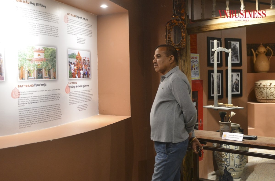 Chủ tịch ICA-AP Chandrapal Singh Yadav tìm hiểu thông tin về nghề gốm Bát Tràng.