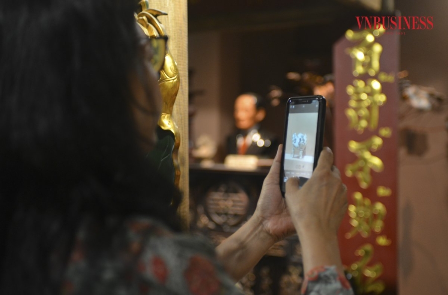 Bà Savistri ấn tượng bởi không gian trưng bày các sản phẩm thủ công mỹ nghệ tại Bảo tàng gốm Bát Tràng.