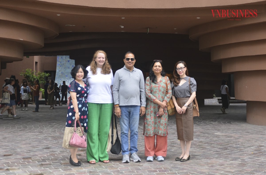 Đại diện ICA-AP chụp ảnh lưu niệm tại Bảo tàng gốm Bát Tràng.