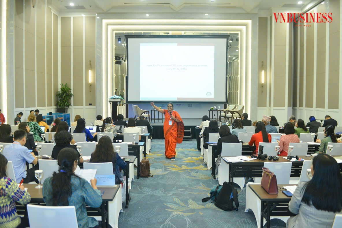 Giáo sư Vasanthi Srinivasan, chuy