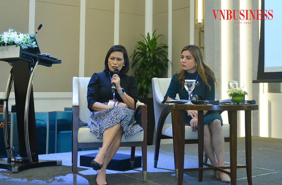 Bà Elenita V. San Roque &lpar;bên trái&rpar;, Tổng giám đốc điều hành, Hiệp hội các Liên đoàn Quỹ tín dụng Châu Á &lpar;ACCU&rpar; cho rằng xây dựng kế hoạch quản lý tài chính rõ ràng là rất cần thiết với HTX.