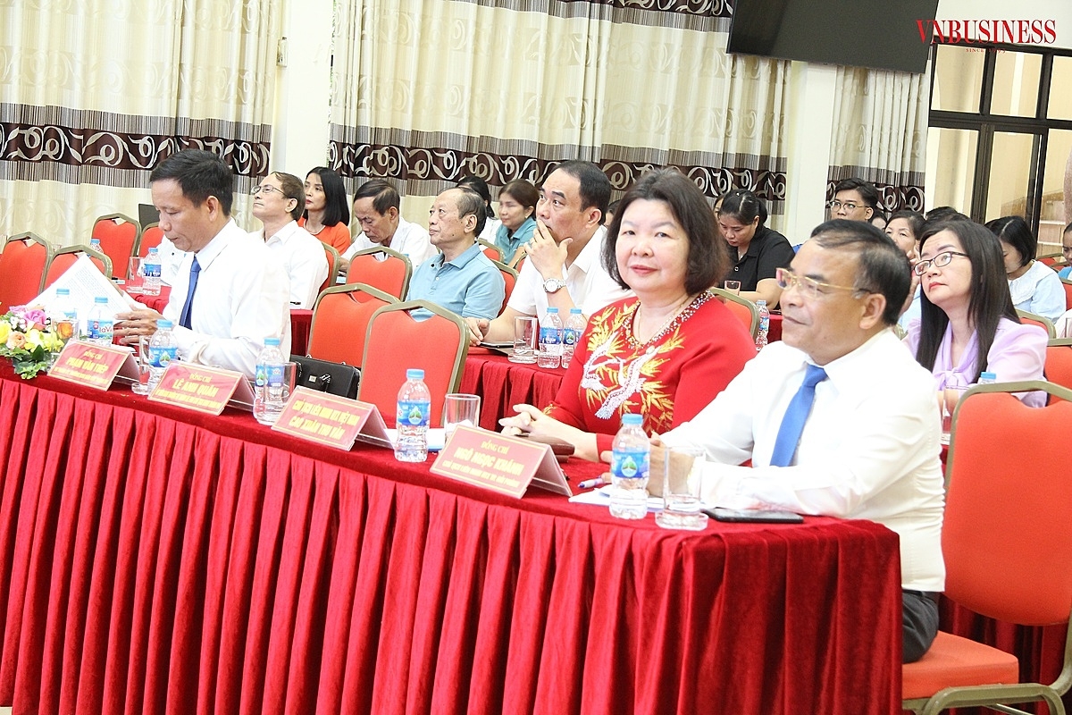 Chủ tịch Liên Minh HTX Việt Nam - Cao Xuân Thu Vân &lpar;mặc áo dài màu đỏ&rpar; có mặt tại Hội nghị từ rất sớm để trao đổi cùng các cán bộ, thành viên Liên minh HTX Hải Phòng.