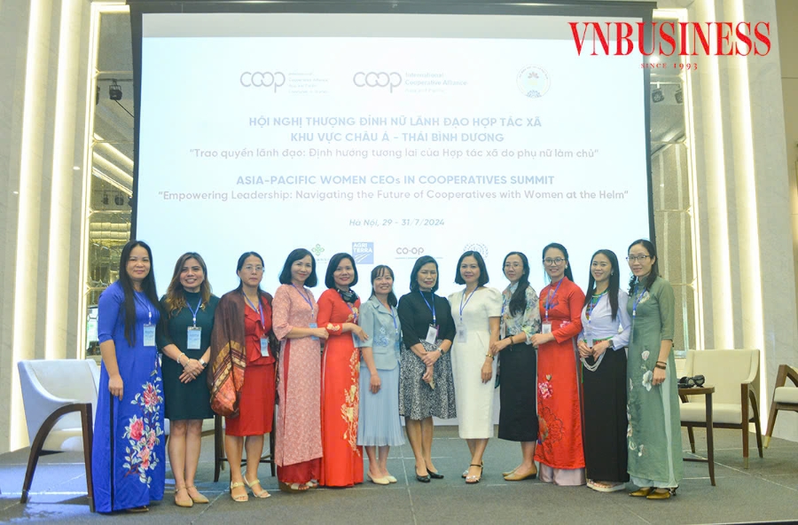 Đại diện các nữ lãnh đạo trong hệ thống HTX các nước trong khu vực Châu Á-Thái Bình Dương chụp ảnh lưu niệm.