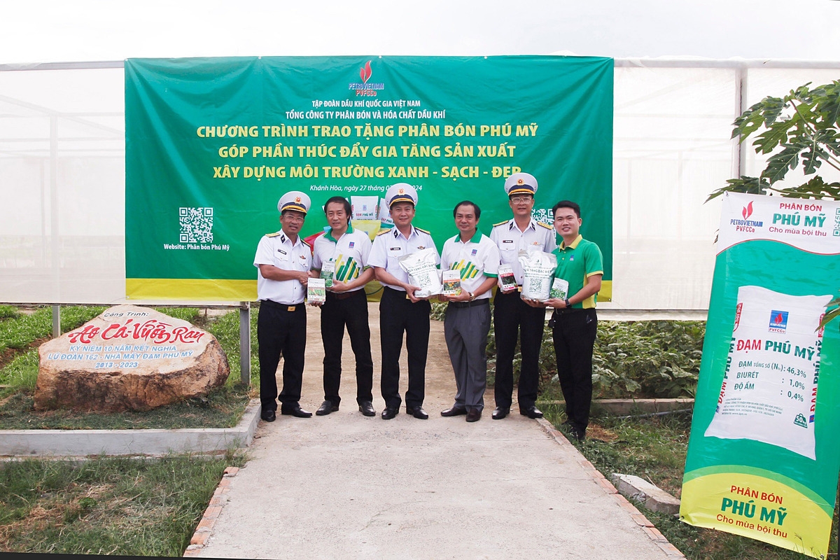 Trao tặng phân bón Phú Mỹ cho cán bộ chiến sỹ Lữ đoàn 162 Vùng 4 Hải quân.