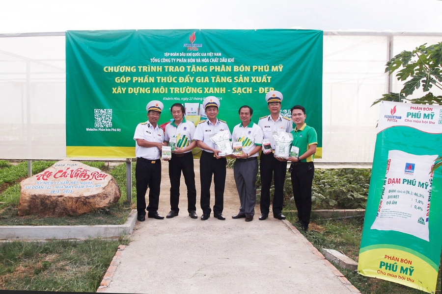 Trao tặng phân bón Phú Mỹ cho cán bộ chiến sỹ Lữ đoàn 162 Vùng 4 Hải quân.
