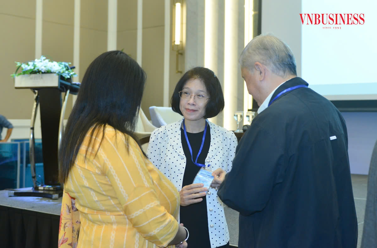 Phó Chủ tịch Liên minh HTX Việt Nam, Nguyễn Thị Hoài Linh &lpar;áo trắng&rpar; trao