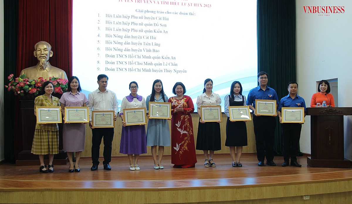 Tại Hội nghị 18 đơn vị và 19 cá nhân có thành tích xuất sắc trong cuộc thi tuyên truyền và tìm hiểu Luật HTX 2023 đã được khen thưởng.