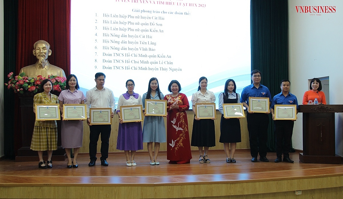 Tại Hội nghị 18 đơn vị và 19 cá nhân có thành tích xuất sắc trong cuộc thi tuyên truyền và tìm hiểu Luật HTX 2023 đã được khen thưởng.