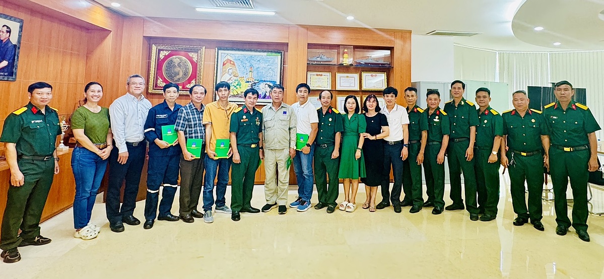 Trao quà tại Bà Rịa Vũng Tàu.