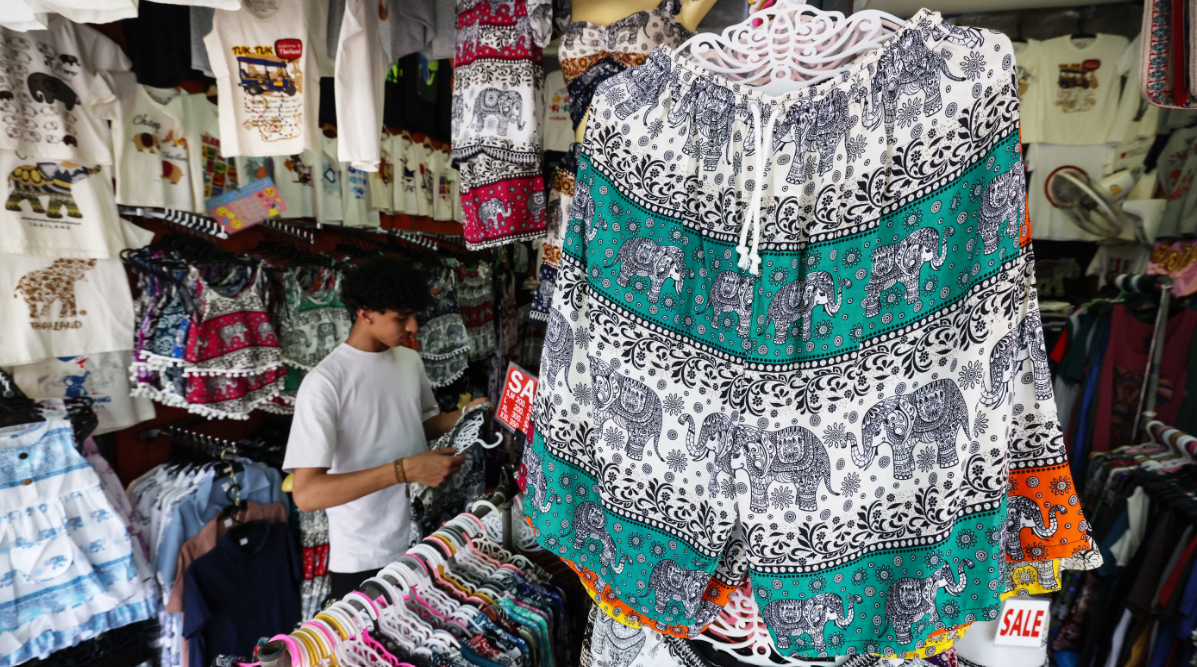 Quần họa tiết voi là món quà lưu niệm phổ biến được du khách nước ngoài mua khi đến Thái Lan, nhưng hầu hết quần được bán đều được sản xuất tại Trung Quốc. &lpar;Ảnh của Shinya Sawai&rpar;