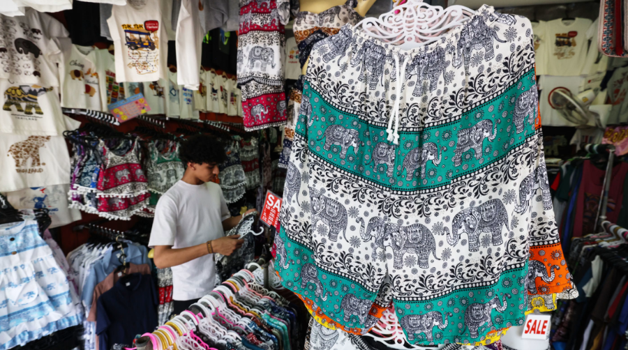 Quần họa tiết voi là món quà lưu niệm phổ biến được du khách nước ngoài mua khi đến Thái Lan, nhưng hầu hết quần được bán đều được sản xuất tại Trung Quốc. &lpar;Ảnh của Shinya Sawai&rpar;