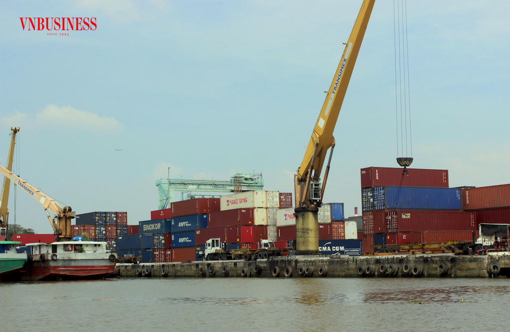 Để các DN trong vùng kinh tế trọng điểm phía Nam có sự “chuyển mình” XK thì việc cần làm là xây dựng những trung tâm logistics một cách bài bản hơn nữa.