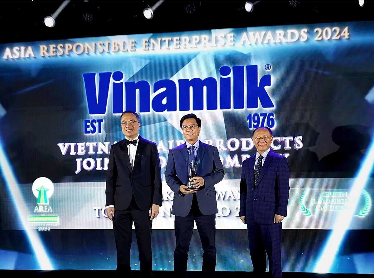 Đại diện Vinamilk nhận giải thưởng tại hạng mục “Green Leadership” - Doanh nghiệp Trách nhiệm Châu Á &lpar;AREA&rpar; 2024.