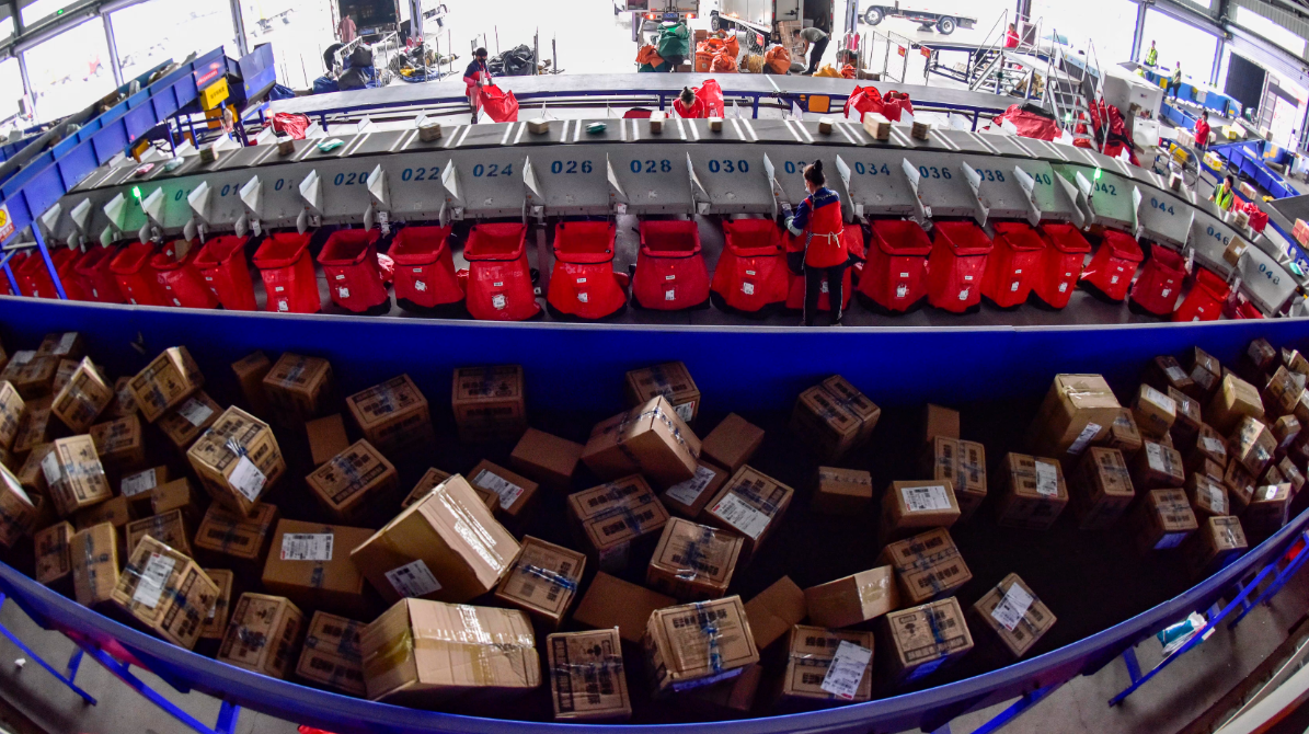 Một trung tâm phân loại của J&T Express tại Weifang, Trung Quốc: Hàng hóa giảm giá được bán qua các nền tảng thương mại điện tử đang tràn vào Đông Nam Á. &lpar;VCG qua Getty Images&rpar;