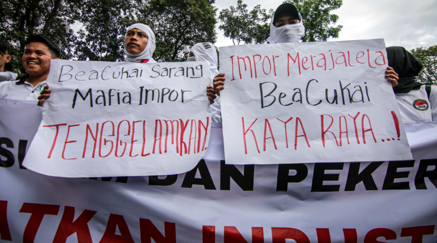 Công nhân dệt may Indonesia biểu tình tại Bandung vào ngày 5 tháng 7 để yêu cầu chính phủ hỗ trợ ngành công nghiệp này trong bối cảnh tình trạng sa thải ngày càng gia tăng. &lpar;Sipa qua AP Images&rpar;