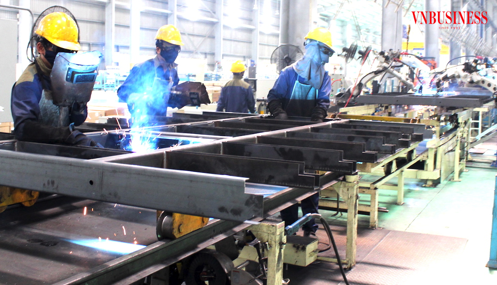 Lao động nam đủ tuổi về hưu, tham gia 15 năm BHXH được hưởng lương hưu bằng 40% bình quân tiền lương đóng BHXH hàng tháng, trong khi lao động nữ được hưởng bằng 45%.