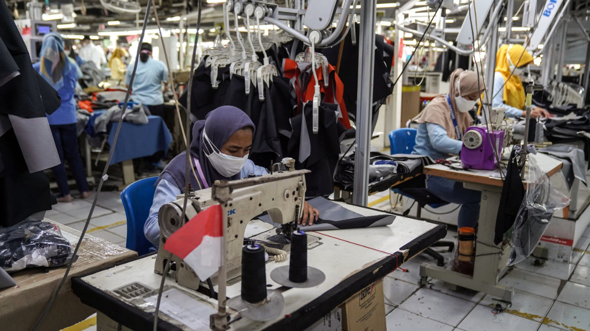 Một nhà máy may mặc ở Tangerang, Indonesia, năm 2021: Ngày càng nhiều vải và hàng hóa trung gian khác từ Trung Quốc đổ vào các nhà máy ở Đông Nam Á. © Getty ImagesMột nhà máy may mặc ở Tangerang, Indonesia, năm 2021: Ngày càng nhiều vải và hàng hóa trung gian khác từ Trung Quốc đổ vào các nhà máy ở Đông Nam Á. © Getty Images